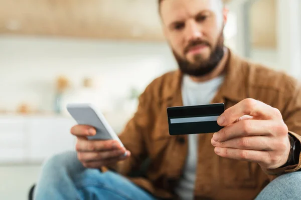 Ο άνθρωπος που χρησιμοποιεί την πιστωτική κάρτα και τηλέφωνο κάνει την πληρωμή στο σπίτι — Φωτογραφία Αρχείου