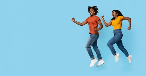 Emocional pareja negra corriendo hacia el espacio de copia en azul —  Fotos de Stock
