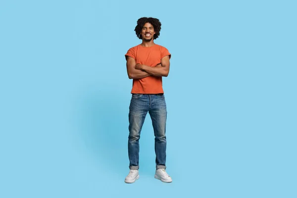 Selbstbewusst stilvolle afrikanisch-amerikanische Kerl posiert auf blau — Stockfoto