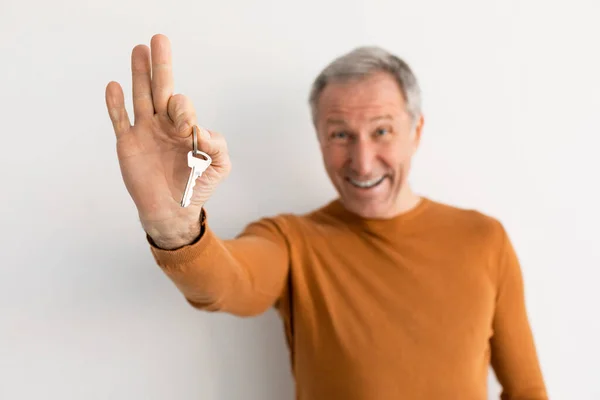 Boldog érett férfi mutatja kulcsok lakás a költözés napján — Stock Fotó