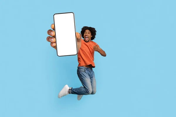 똑똑 한 미국 흑인 남자가 스마트폰을 들고 뛰어올라 — 스톡 사진