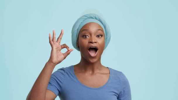 แอฟริกัน อเมริกัน ผู้หญิง gesturing และ พูดว่า OK Over Blue Background — วีดีโอสต็อก