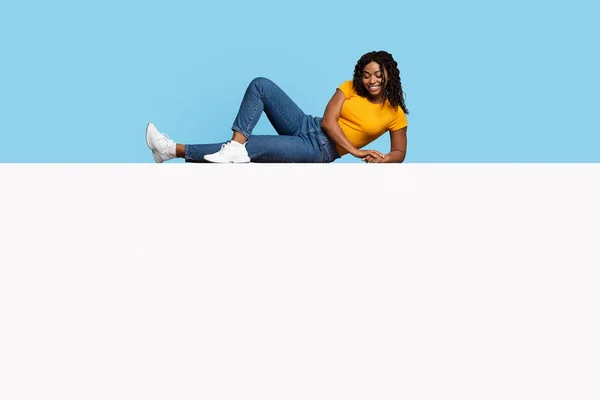 Afro-Amerikan kadın reklam panosunda dinleniyor. — Stok fotoğraf