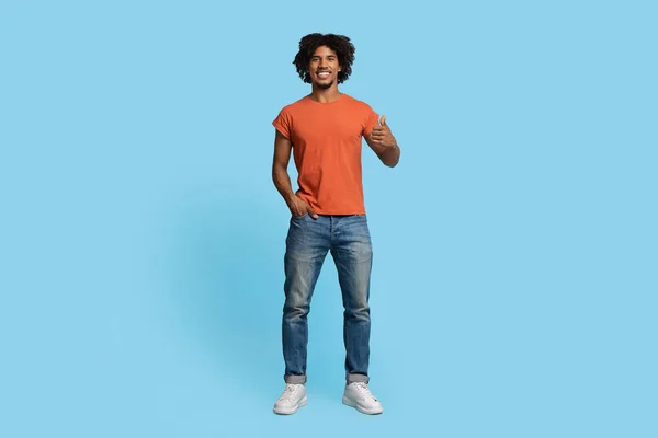 Pozitív fekete srác mutatja hüvelykujj fel a kék — Stock Fotó
