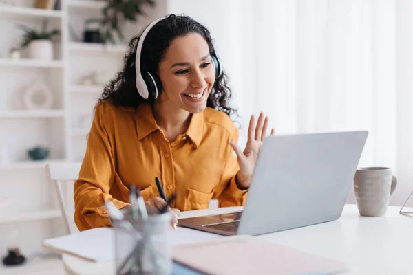 Brunette Lady Video Calling On Laptop Φορώντας ακουστικά στο σπίτι — Φωτογραφία Αρχείου