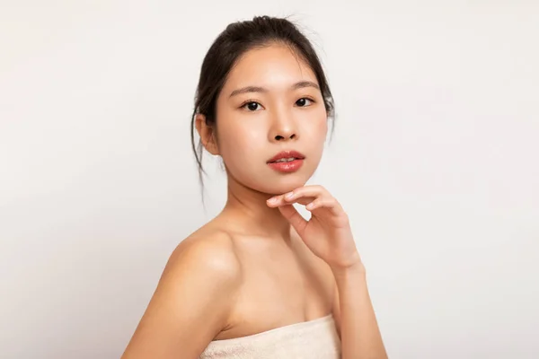 Portrait de beauté de jeune femme asiatique touchant son visage propre — Photo