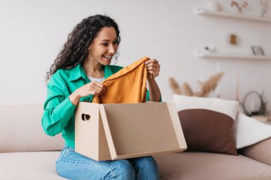 Orta Doğulu Kadın Giysileri Evdeki karton kutuları açıyor