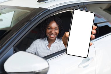 Araba kiralama uygulaması. Otomobilin İçinde Otururken Boş Akıllı Telefonu Gösteren Kadın
