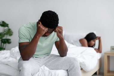 Hüsran dolu bin yıllık Afro-Amerikan erkeği ilişki üstüne hayal kırıklığı yaşadı ve karısını yatakta ihmal etti.