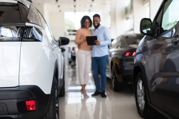 Dealership Center. African American Customers Couple Purchasing Car In Showroom — Stock Photo, Image