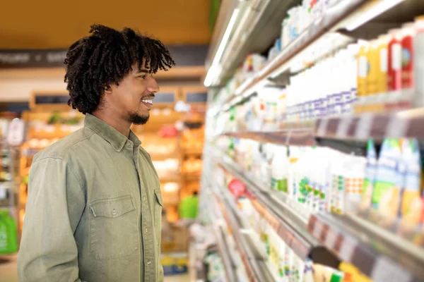 Black Man gör shopping köpa mat i snabbköpet, Side View — Stockfoto