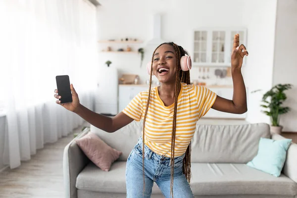 Alegre señora afroamericana cantando karaoke en casa, maqueta —  Fotos de Stock