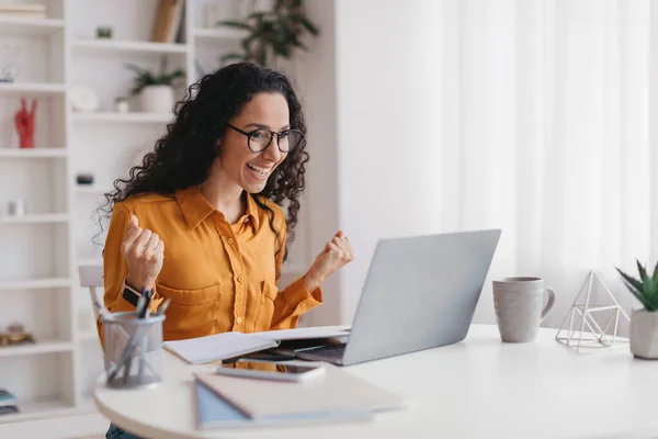 Vreugdevolle Midden-Oosten vrouw schudden handen met behulp van laptop thuis — Stockfoto