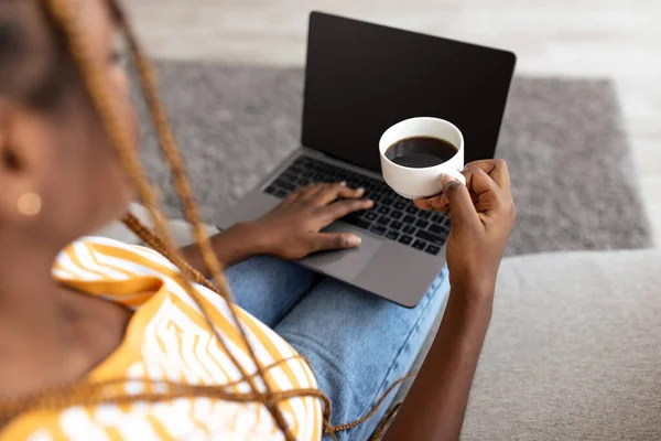 Nad ramieniem ujęcie czarnej kobiety za pomocą laptopa, makiety — Zdjęcie stockowe
