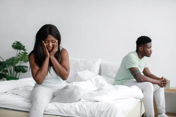 Deprimido frustrado joven afroamericano esposa triste y llorando después de la pelea, ignorando marido —  Fotos de Stock