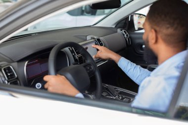 Siyah Adam Otomobil Salonunda Yeni Araba Seçiyor, Çokluortam Ekranına Dokunuyor