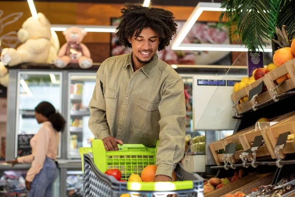 ブラックマン現代のスーパーマーケットで食品ショッピング食料品製品を購入 — ストック写真