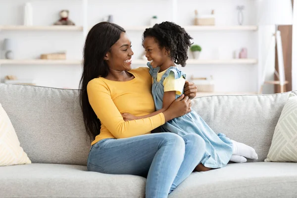 Porträtt av kärleksfulla afroamerikanska mamma och dotter ha kul hemma — Stockfoto