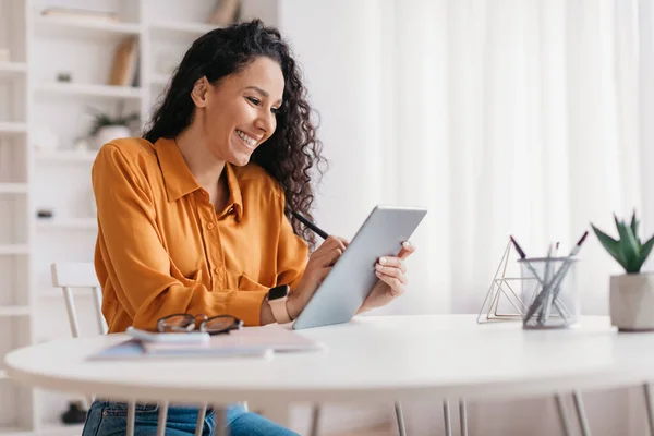 Glücklich brünette unternehmerin using digital tablet im büro drinnen — Stockfoto