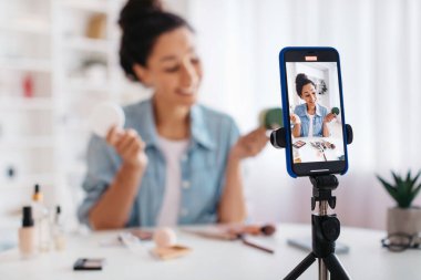 Kadın blogcu Video Reklam ve Kozmetik Ürünleri Yapıyor