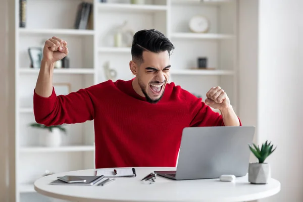 Dizüstü bilgisayar ekranına bakarken Aşırı Sevinçli Arap Erkek Başarısını Kutluyor — Stok fotoğraf