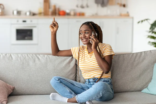 Emocional jovem preto senhora ter telefone conversa em casa — Fotografia de Stock