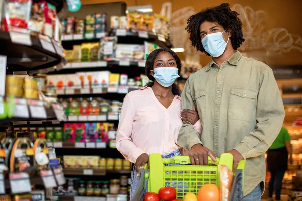 African American Family Ζευγάρι κάνει ψώνια Περπατώντας σε παντοπωλεία κατάστημα — Φωτογραφία Αρχείου