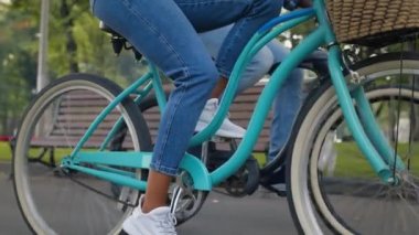 Tanımlanamayan aktif çiftin bisiklet sürüşünü, halka açık parkta birlikte spor yürüyüşünü, kenar manzarayı yakından çek.