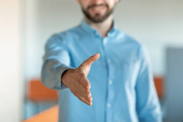 Homem de negócios dando a mão para aperto de mão, close-up — Fotografia de Stock