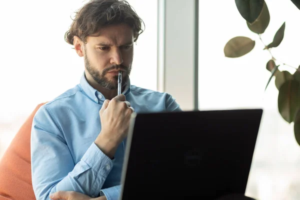 Homem de negócios focado usando laptop no escritório — Fotografia de Stock