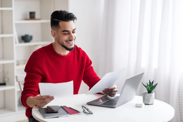 Souriant Arabe Homme indépendant travaillant avec des papiers au ministère de l'Intérieur — Photo