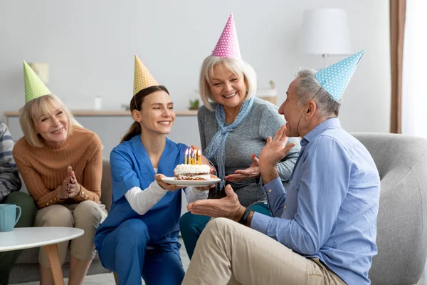 Hezký senior muž slaví narozeniny na asistované žití — Stock fotografie