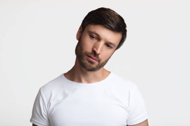 Üzgün Sakallı Adam 'ın portresi Beyaz Arkaplanda Başlarını eğerek