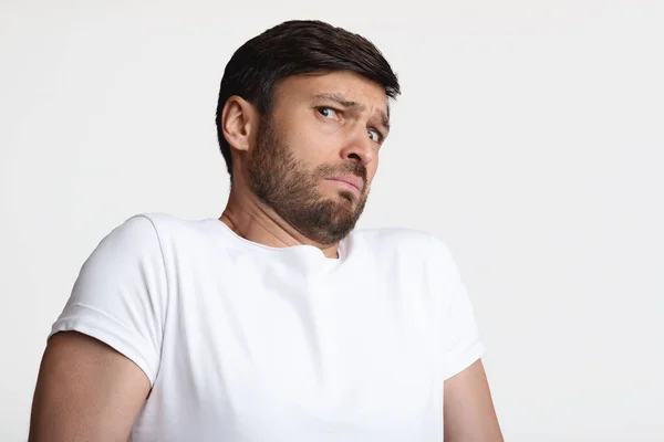 Guy szaglása kellemetlen Stink homlokráncolás kifejező undor felett fehér háttér — Stock Fotó