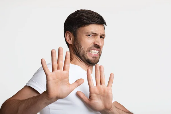 Αηδιαστικό άνθρωπος συνοφρύωμα χειρονομίες στάση πάνω από λευκό φόντο — Φωτογραφία Αρχείου