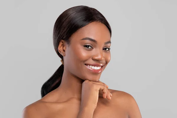 Retrato de sorrir mulher afro-americana bastante milenar com cabelo brilhante e pele perfeita olhando para a câmera — Fotografia de Stock