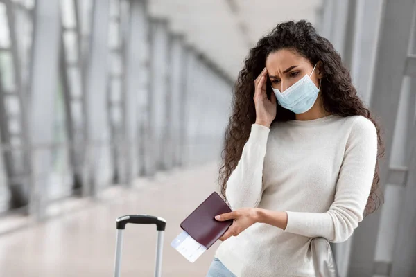 비행 경찰이다. 공항에서 기다리고 있는 의료 용변을 보고 있는 흥분 한 젊은 여자 — 스톡 사진
