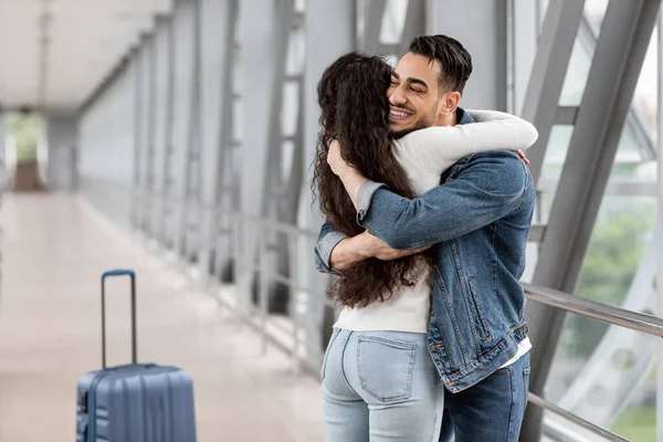 Reunión largamente esperada. Hombre árabe feliz abrazando novia en el aeropuerto después de la llegada — Foto de Stock