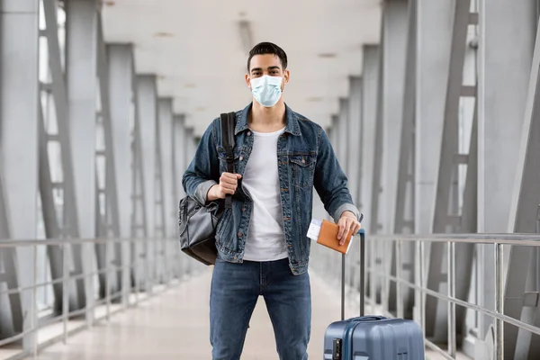 공항에서 의료 마스크를 착용하고 있는 아랍 남자의 모습 — 스톡 사진