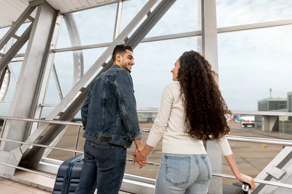 Cónyuges románticos de Oriente Medio esperando el vuelo juntos en el aeropuerto, ángulo bajo — Foto de Stock