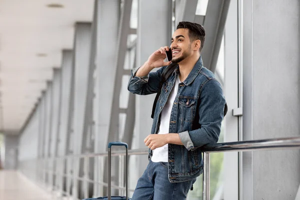 Mobilfunk. Lächelnder junger Araber im Handy-Gespräch am Flughafen — Stockfoto