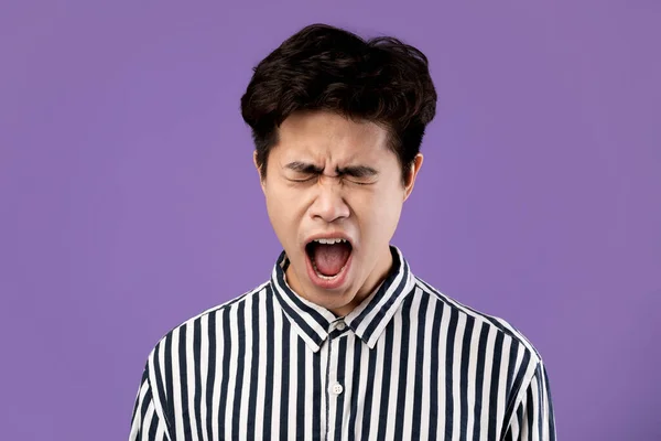 Ritratto di uomo asiatico arrabbiato che urla allo studio — Foto Stock