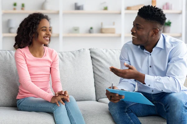 Muito preto menina adolescente assistir sessão de terapia com psicólogo — Fotografia de Stock