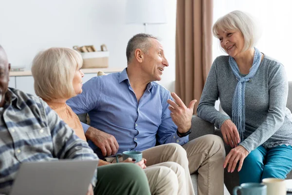 快乐的退休人员喝茶，在疗养院聊天 — 图库照片