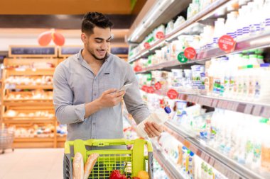 Süt tarayan Arap Adam Süpermarkette telefon alışverişi yapıyor