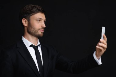 İş Adamı Biyometrik Doğrulama için Akıllı Tarayıcı Yüzü Kullanıyor, Siyah Arkaplan