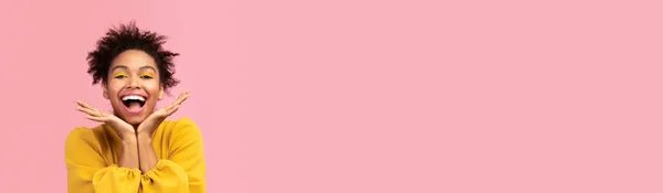 Wielka sprzedaż. Zaskoczony czarny kobieta Exlaiming z podniecenia na różowym tle — Zdjęcie stockowe