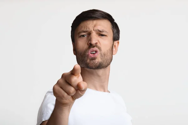 Hombre agresivo señalando con el dedo a la cámara culpándote, fondo blanco —  Fotos de Stock