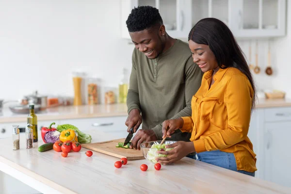 Romantique couple noir cuisiner ensemble dans la cuisine, préparer des aliments sains à la maison — Photo