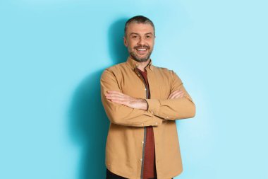 Mutlu Orta Çağ Adamı Mavi Arkaplan 'ın Üzerinde Karşılık Veriyor